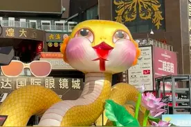 昆明一步行街“小金蛇”花灯出圈，网友评“像吃了菌子”，社区：暂无人投诉丑图片