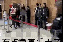 “扶着点咱奶别摔了”上热搜！揭秘转手绢的春晚机器人图片