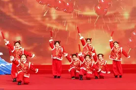 为市民送欢乐、送温暖、送祝福！青岛举行“我们的节日•元宵”主题活动图片