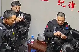 60000元！曲靖一女子捡到巨款，民警帮忙找到失主图片