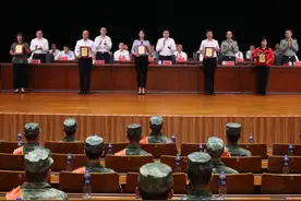用老兵精神鼓舞新兵斗志，入伍欢送会与军人表彰会同台举办图片