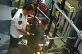 绿灯后公交车却迟迟不通过，原来一车人都在默契地等他……图片