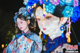 （新春见闻）大明湖畔“夏雨荷”花灯俏皮续热图片