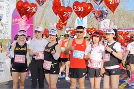 4800名跑友穿越13家酒庄！贺兰山下，路跑双季赛跑出“紫色”精彩图片
