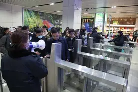 春运首日，济南铁路迎客流高峰，省内部分机场国际航班量大涨90%图片