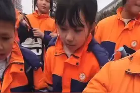 90后小学老师解聘后在校门口卖火鸡面：遇到家长还是会尴尬图片