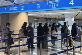 今年出入境人数突破50万人次，预计明年1至3月口岸出入境客流将持续高位图片