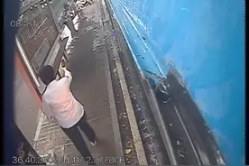 突然降雨 济南公交司机为乘客送上雨伞图片