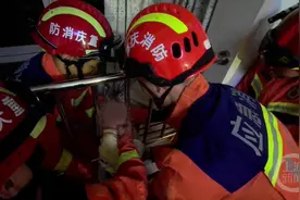 熊孩子钻护栏卡住脑袋 消防员破拆救援图片