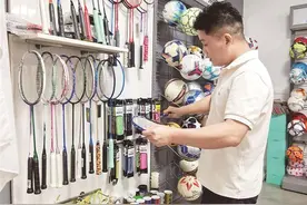 球拍生产忙穿线到手软，羽球热度持续攀升带来市场新机遇图片