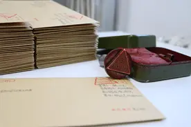 一纸家书，隔空合影，看女兵的“纸短情长”图片