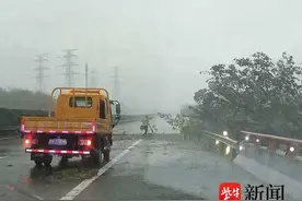 “贝碧嘉”过境江苏先后“刮停”7座跨江大桥，目前各条高速公路、铁路运输已在逐步恢复图片