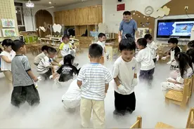 萌爸进课堂 幼儿园教室瞬间“腾云驾雾”了图片