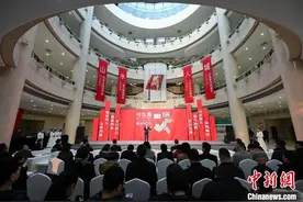 全景呈现重庆“山水人城”之美 书籍《什么是重庆》出版发行图片