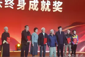 周韶华获中国文联终身成就奖图片