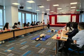 北外滩白领学用“救命神器”AED，通过考核持证上岗！图片