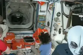 轻松一刻：接回滞留美宇航员飞船抵达太空 俄宇航员戴外星人面具迎接图片