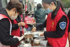 他们忙乎一早上，只为让老人们吃上热腾腾的饺子图片