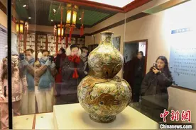 沈阳故宫敬典阁展出“清掐丝珐琅百花葫芦瓶”图片