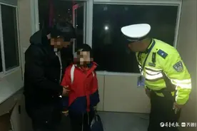 粗心家长忘接娃了？东阿执勤交警客串“临时家长”图片