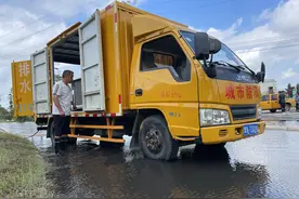 商丘市梁园区：雨后道路积水 全力抽排通畅图片