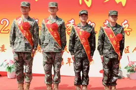 南明区：两对双胞胎 共圆参军梦图片