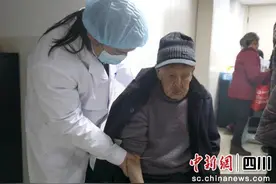 龙马潭：家庭医生上门服务 让独居老人有“医靠”图片