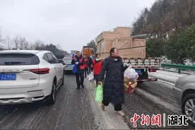 湖北通城：司乘人员滞留高速 雪中送餐暖人心图片