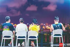 三亚：浪漫多元夜经济 点燃消费新活力图片