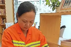 “有一间自己的房子，打一整面墙的书柜”，环卫工吴翠蓉在汉圆了书房梦图片
