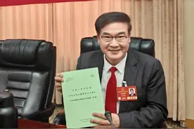 因“港普”火了的人大代表，提出三点医疗健康建议图片