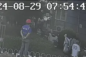 男子带电动车电池上楼，还推倒劝阻大爷！北京警方：拘留！图片