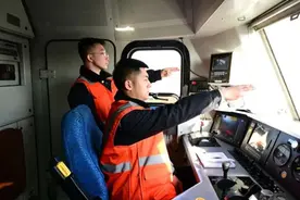驾照厉害了！“95后”开上中国最长火车！图片