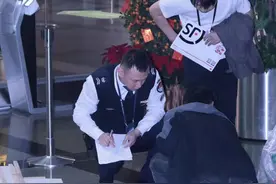 行走在夜晚的安检人图片