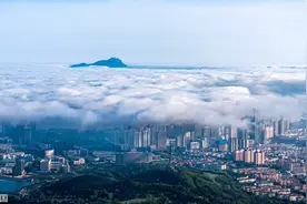 青岛：初夏平流雾笼罩城市上空 尽展生态自然之美图片