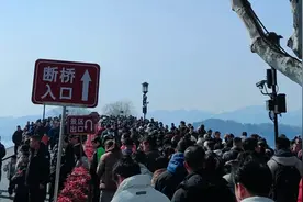 人人人！凌晨3点出门5点堵车，灵隐寺挤爆了！西湖排长队，断桥全是人！故宫门票已售罄，有人大年夜通宵排队进雍和宫！紧急提醒……图片