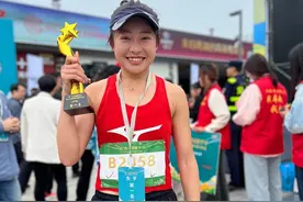 又甜又飒！22岁大学生获济南奥体半程马拉松女子组第一名图片