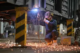 河南郑州：铁路货车维修忙图片