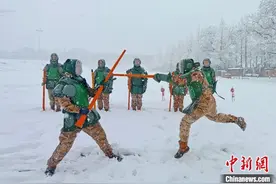 浙江金华：雪花纷飞天武警练兵忙图片
