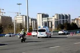 警医联动打造生命守护绿色通道 郑州市开展演练活动图片