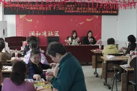 新城镇澜和湾社区：清明礼敬祭英烈 手工绒花寄哀思图片
