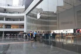 iPhone 15系列开售，iPhone 15 Pro Max一机难求图片