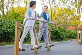 不用去健身房了！你家楼下的健身器材才是真宝藏图片