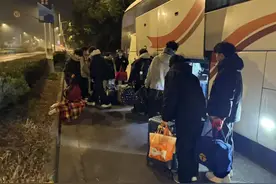 出发！嘉定这家企业连续5年包车送员工返乡过年图片