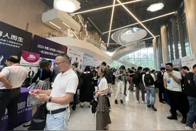 这场人形机器人大会太火！宇树科技、傅利叶等明星企业“同台竞技” “天才少年”稚晖君的智元机器人也来了图片