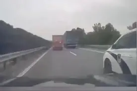 警车高速路上别停私家车，疑因对方未让道？荆州交警回应图片