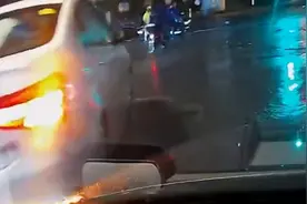 雨水顶翻井盖，轿车恰巧路过被原地弹起，当地：将与车主协商赔偿视频封面