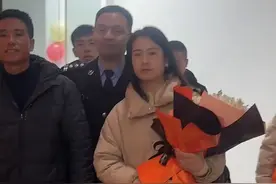 被拐35年男子与兄妹团聚，妹妹送上红围巾：无论遇到什么困难都会陪伴在一起图片