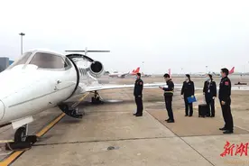 五分钟！长沙边检助重症旅客快速通关图片