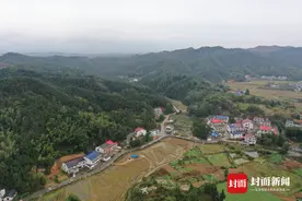 金矿上的村庄：遥远的“暴富神话”与“三班倒”矿工丨封面头条图片